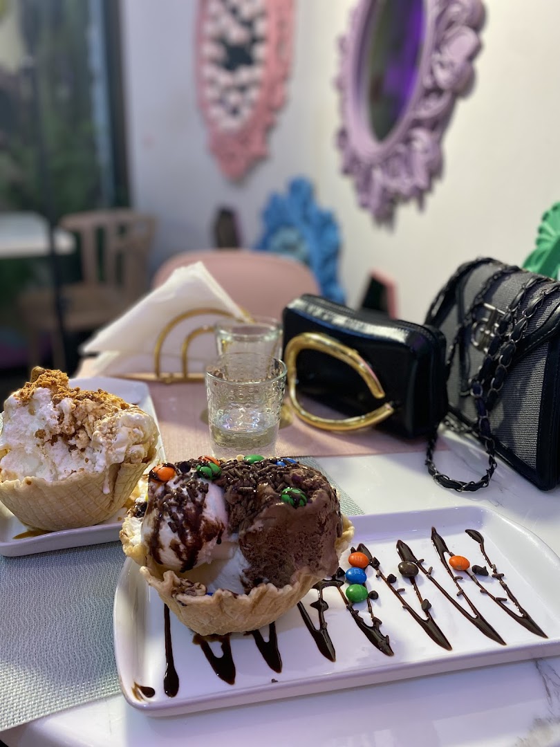 Pink Kafe: appetizing photo of served desserts