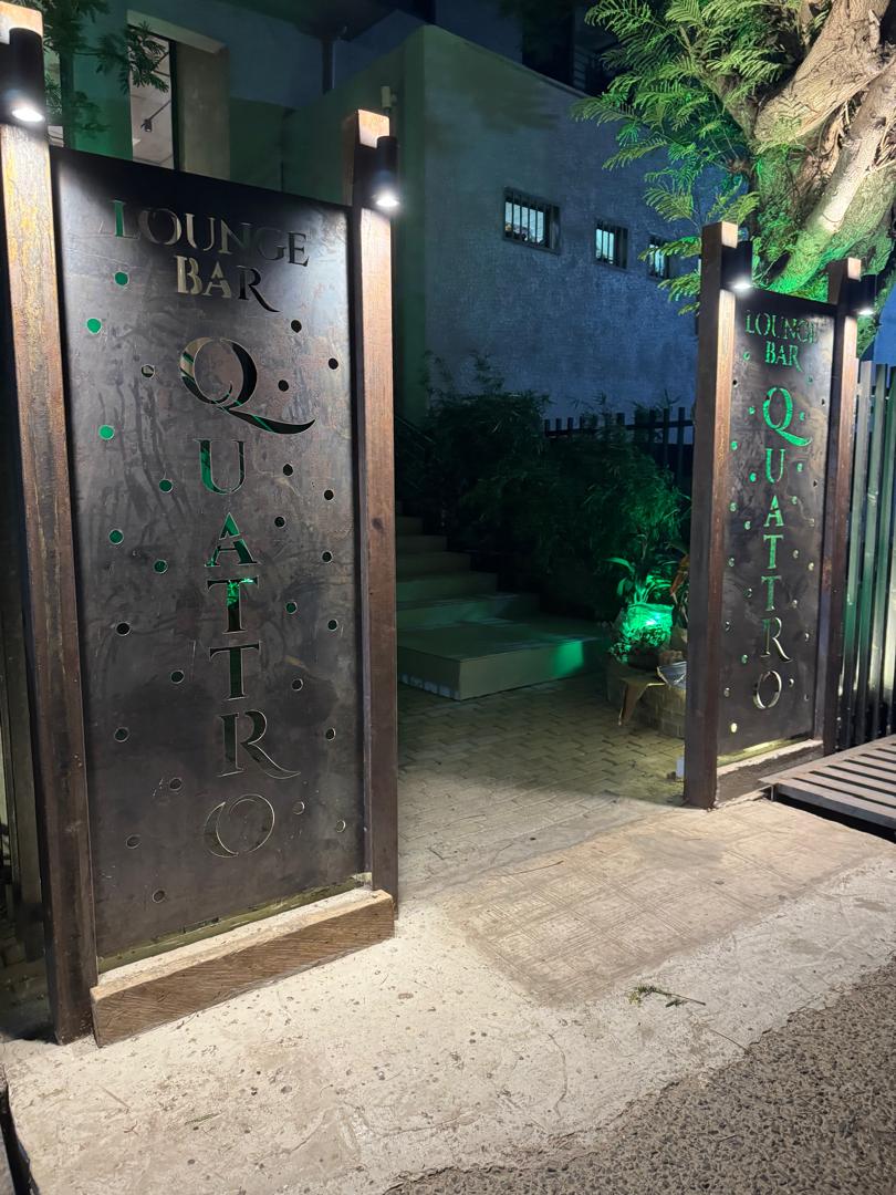 Quattro Lounge & Bar: attractive entrance and clear branding