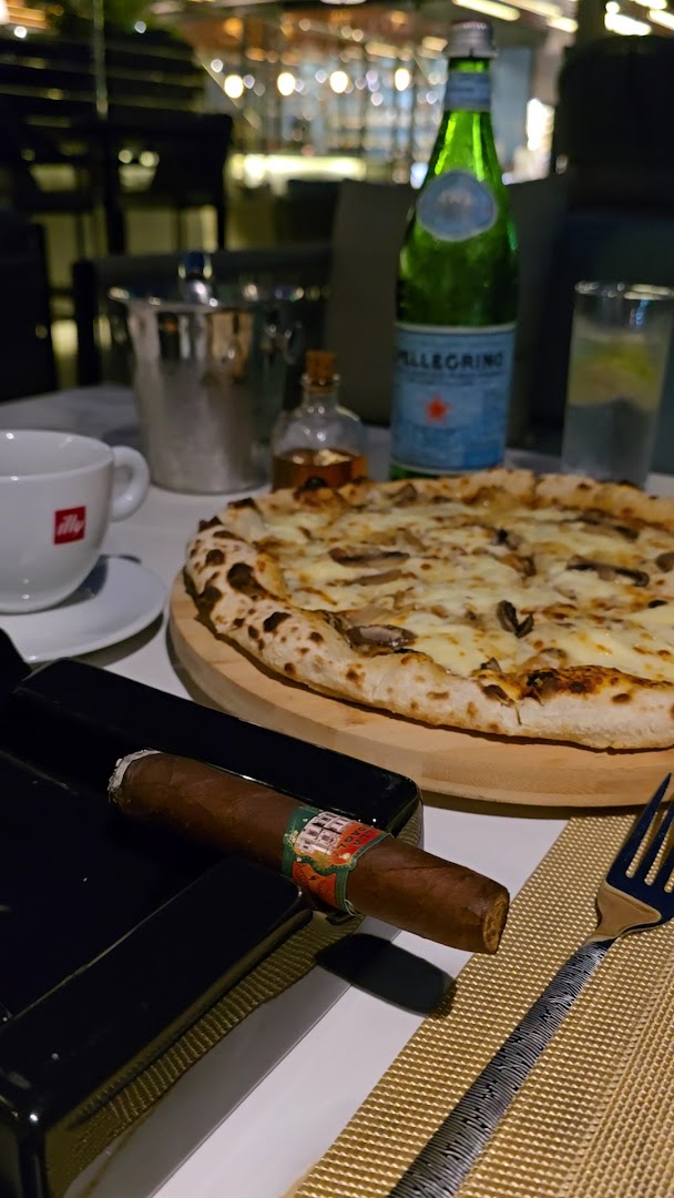 Quattro Lounge & Bar: appetizing food and drink presentation