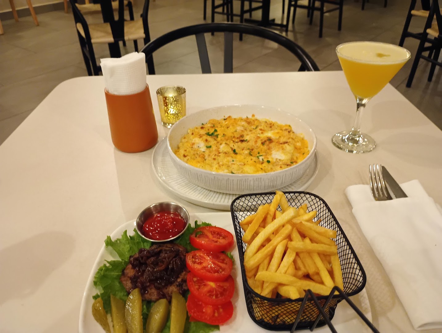 Sage Restaurant: appetizing food and drink presentation