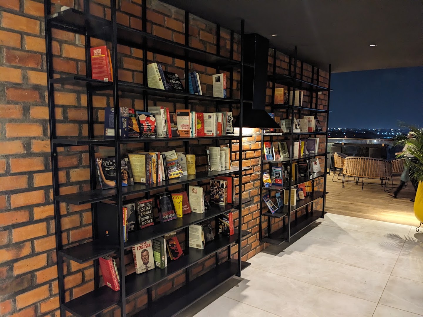Sans Frontières: attractive interior and inviting atmosphere