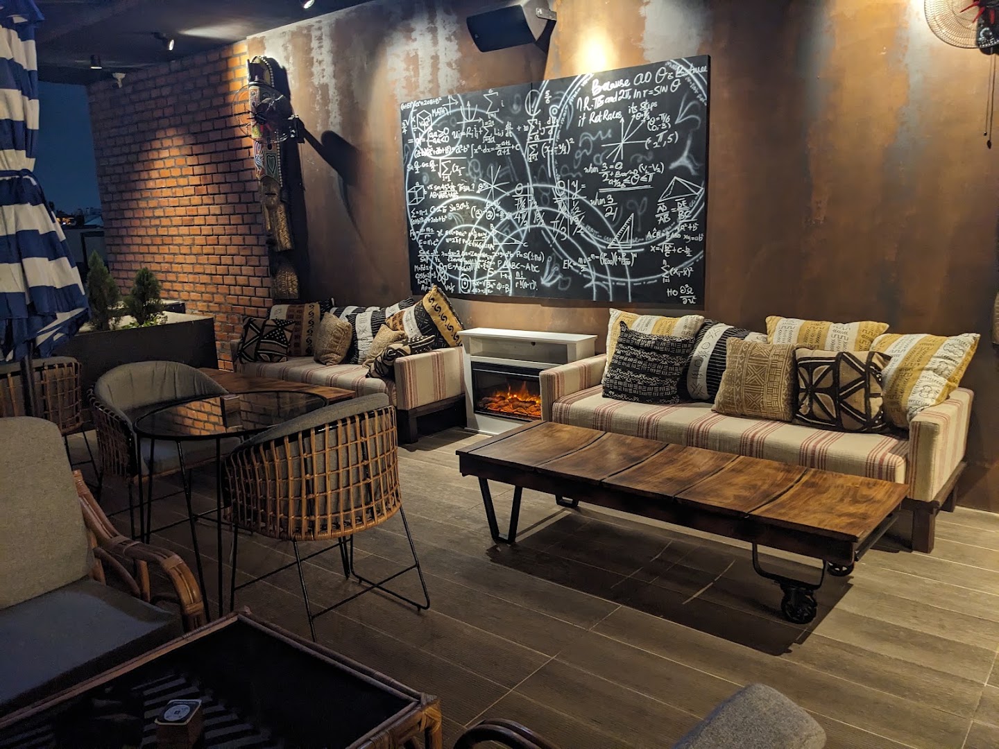 Sans Frontières: inviting and well-lit interior atmosphere