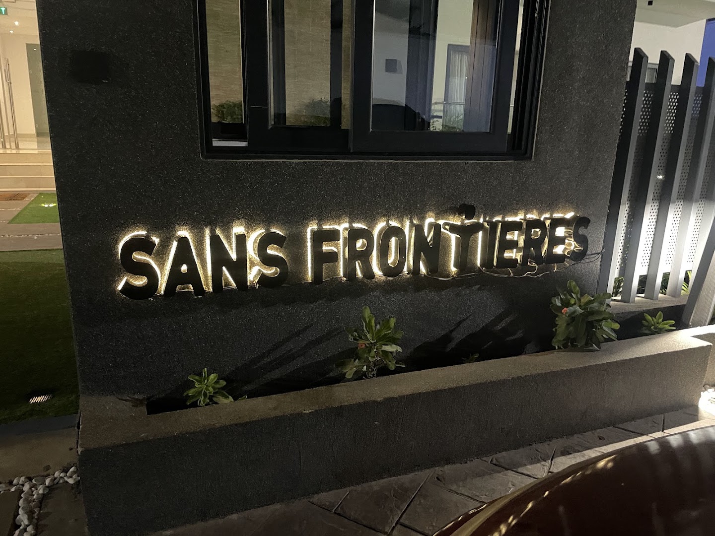 Sans Frontières: clear, professional signage photo