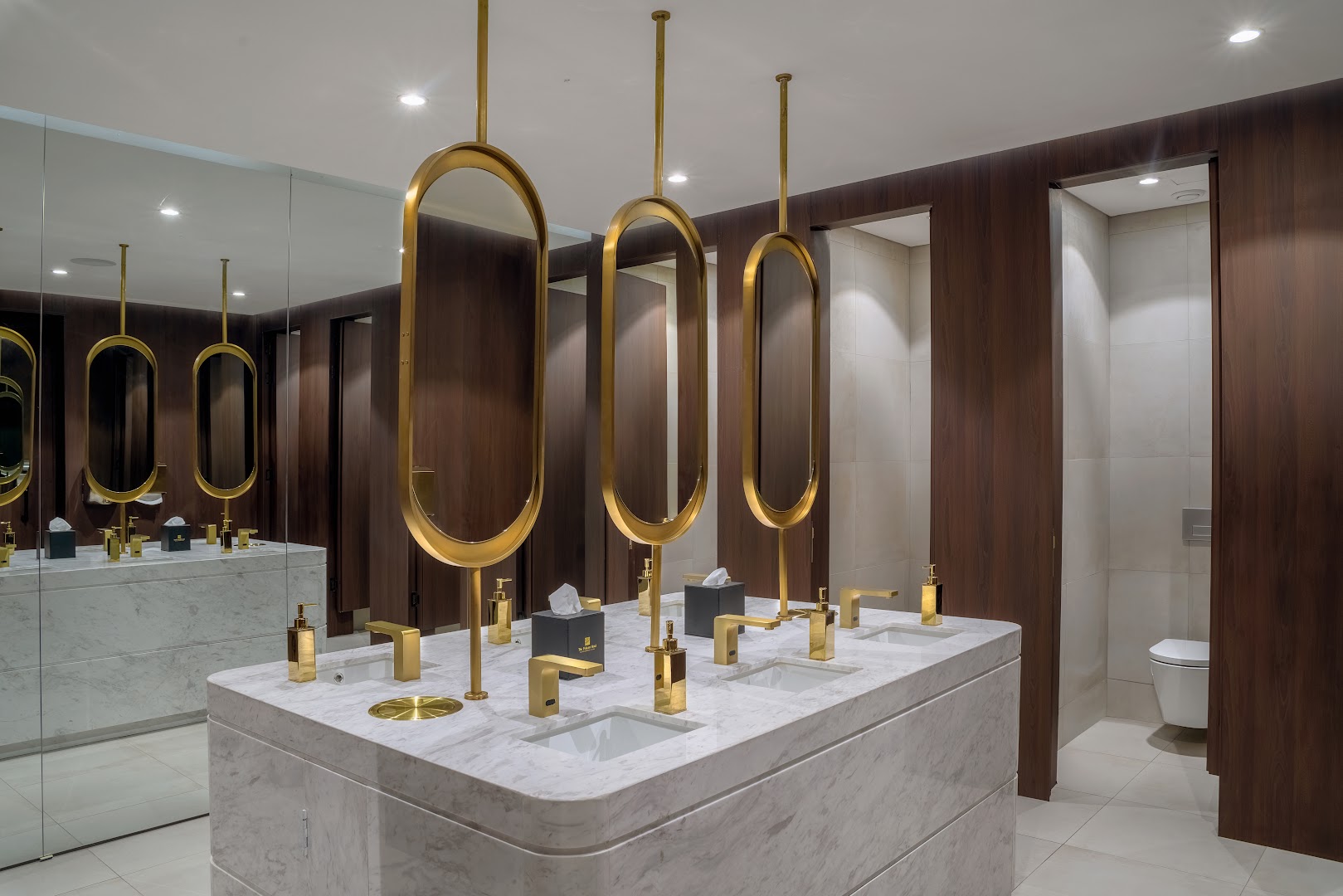 The Pelican Hotel Cantonments: high quality hotel bathroom interior
