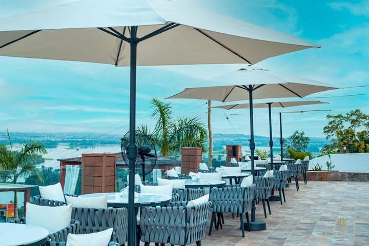 Gizzard Park: attractive terrace with scenic view