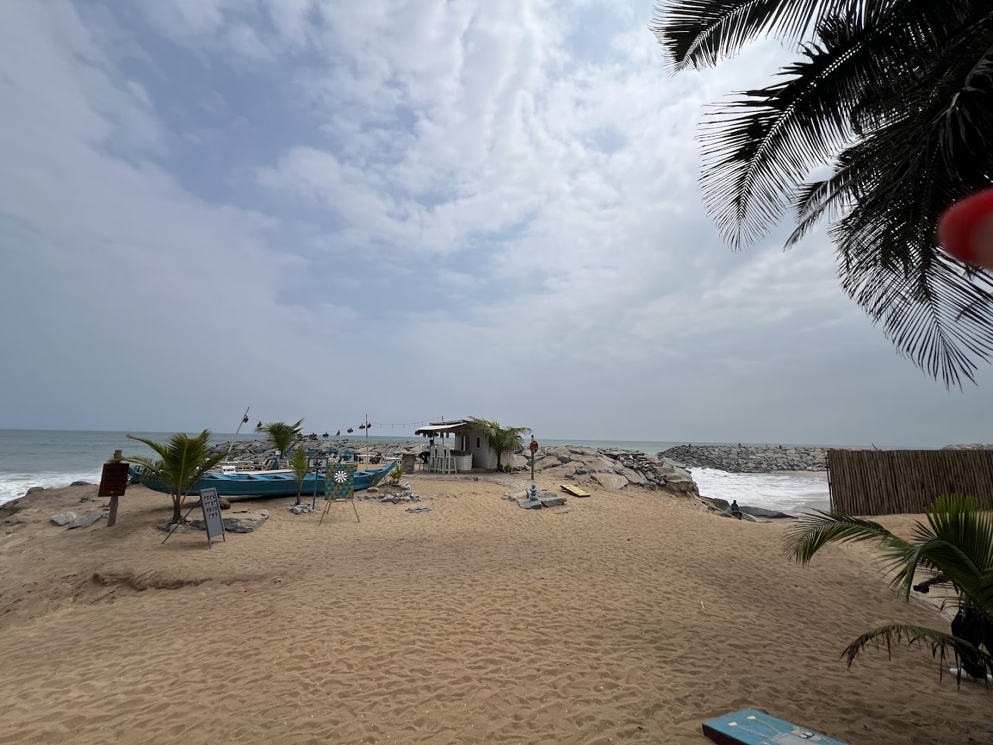 Oasis Beach Resort: restaurant's beach setting