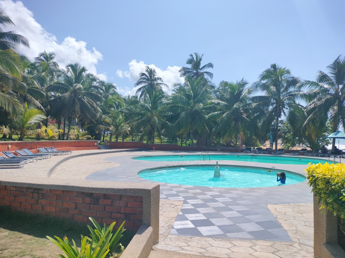 Oasis Beach Resort: attractive resort pool area photo