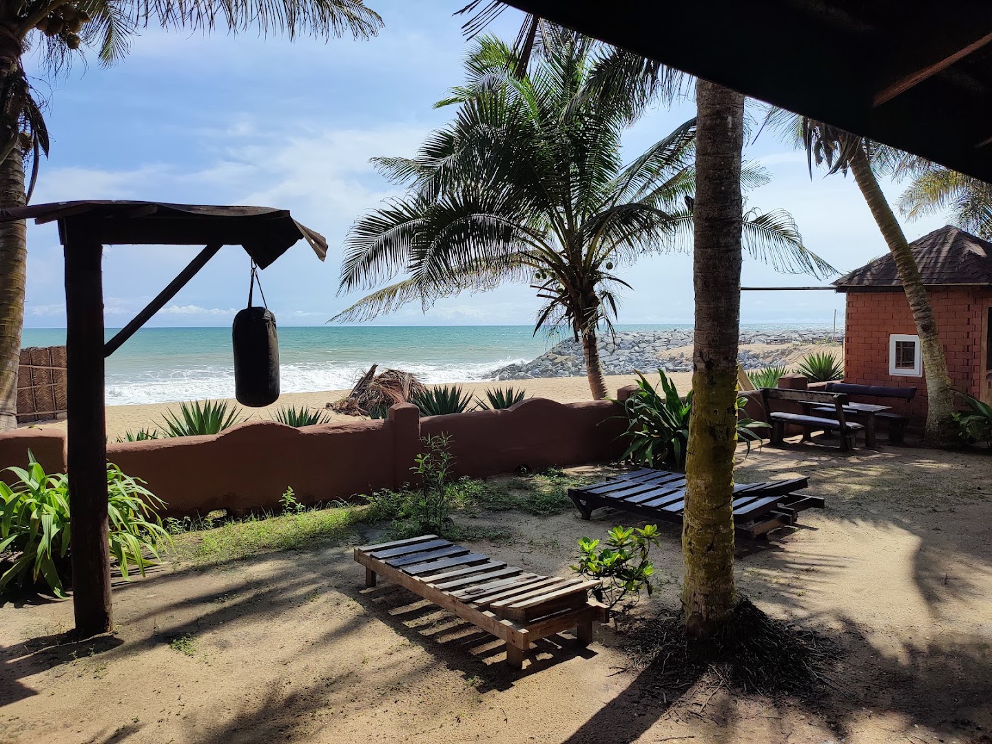 Oasis Beach Resort: attractive beach resort atmosphere