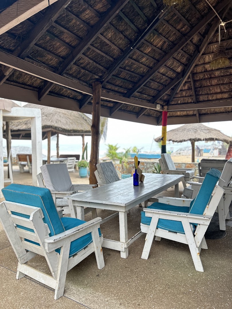 Oasis Beach Resort: inviting outdoor restaurant seating area