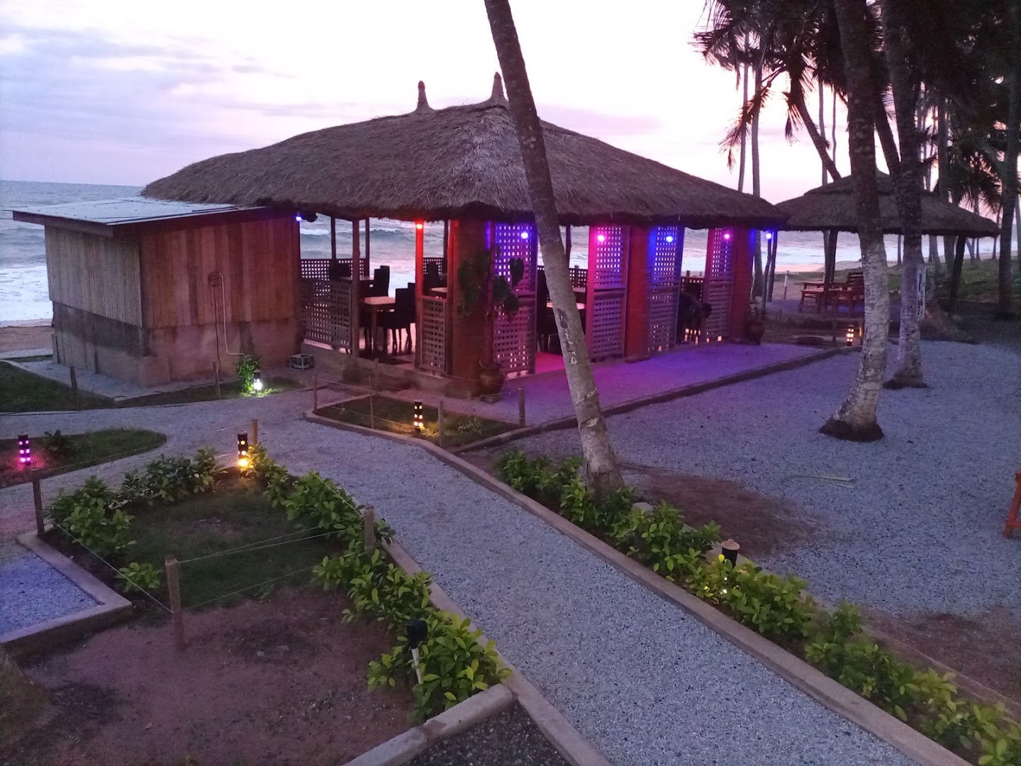 Sun Beach Bar and Restaurant: attractive evening atmosphere and setting