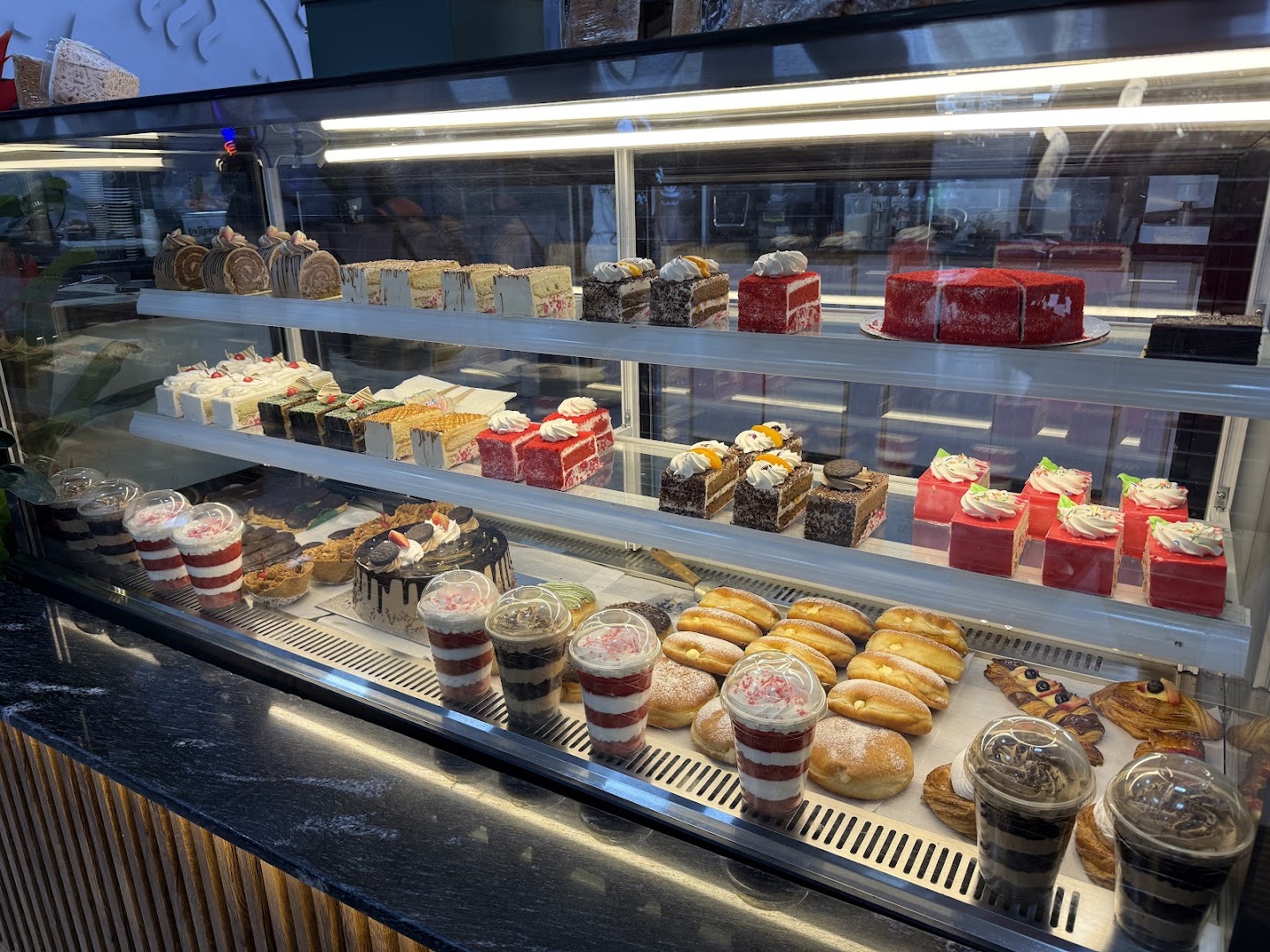 Bob One Coffee Shop & Bakery: appetizing display of fresh pastries