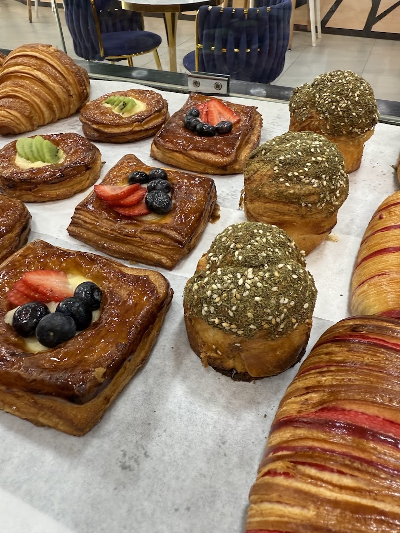 Bob One Coffee Shop & Bakery: appetizing display of fresh pastries