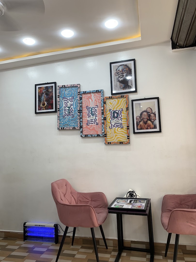 De-Zert Cafe: venue interior and atmosphere