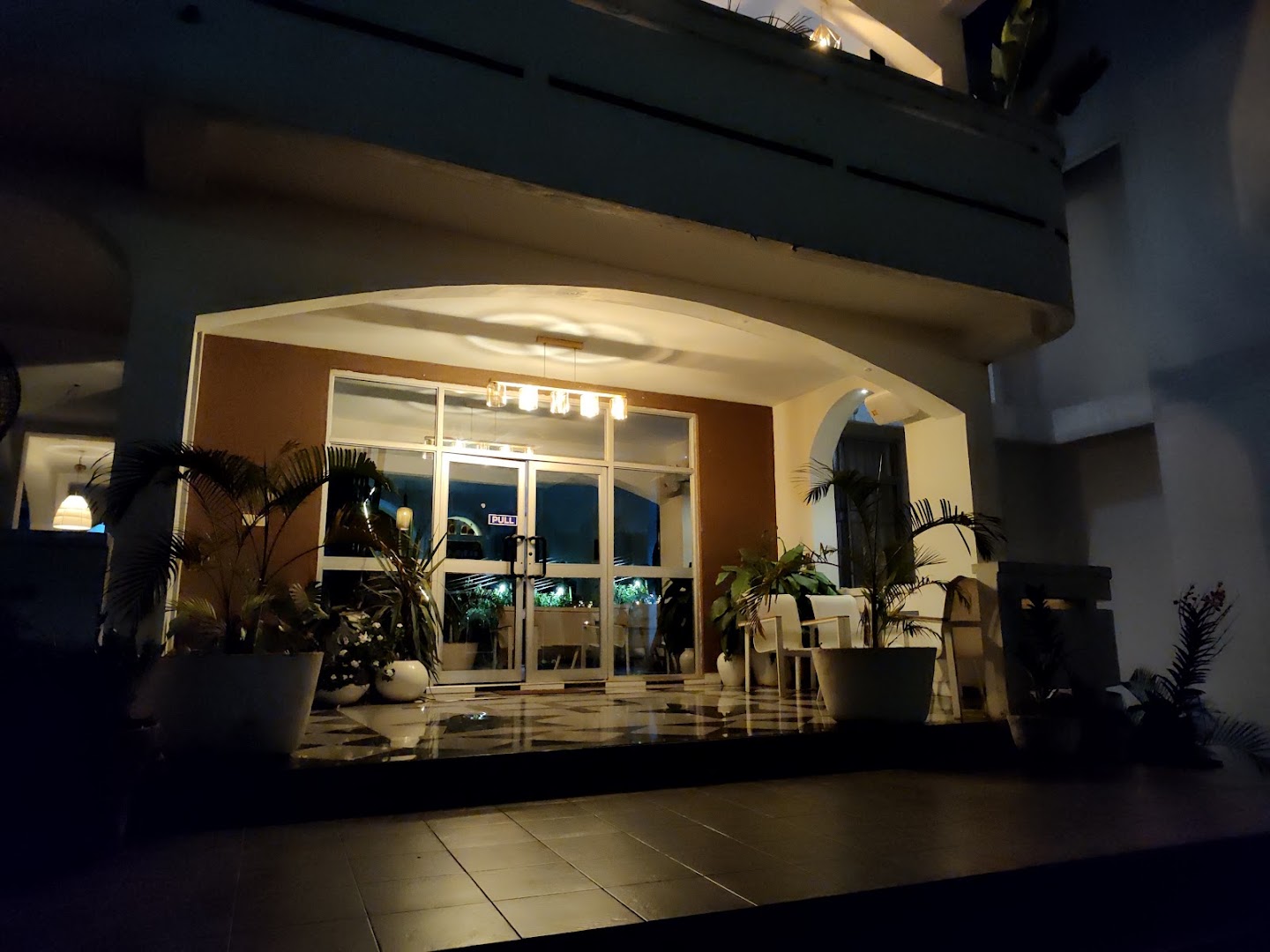 Gold Finger Restaurant: inviting night shot of exterior