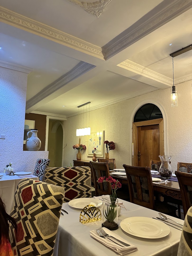 Gold Finger Restaurant: inviting and clean restaurant interior