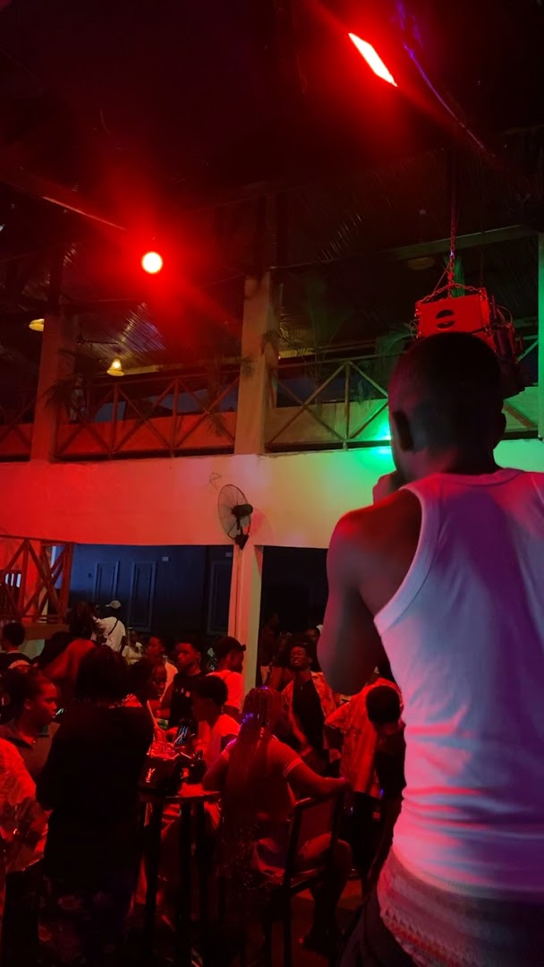 Independence Bar & Lounge: lively bar atmosphere well