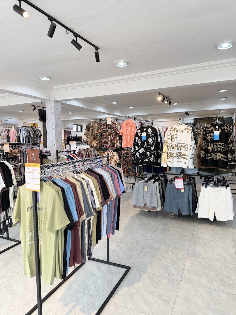 Kelphy Shop: clear shop interior and products