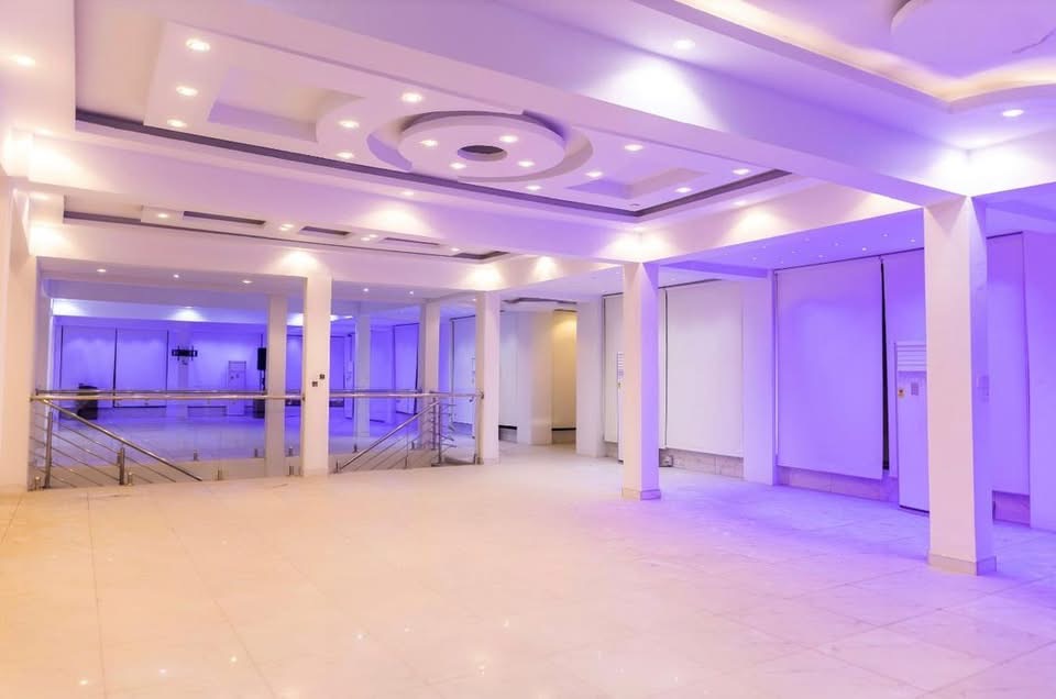 Longford City Restaurant: clean interior with professional lighting