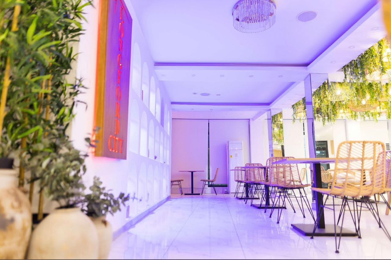 Longford City Restaurant: attractive interior with clear branding