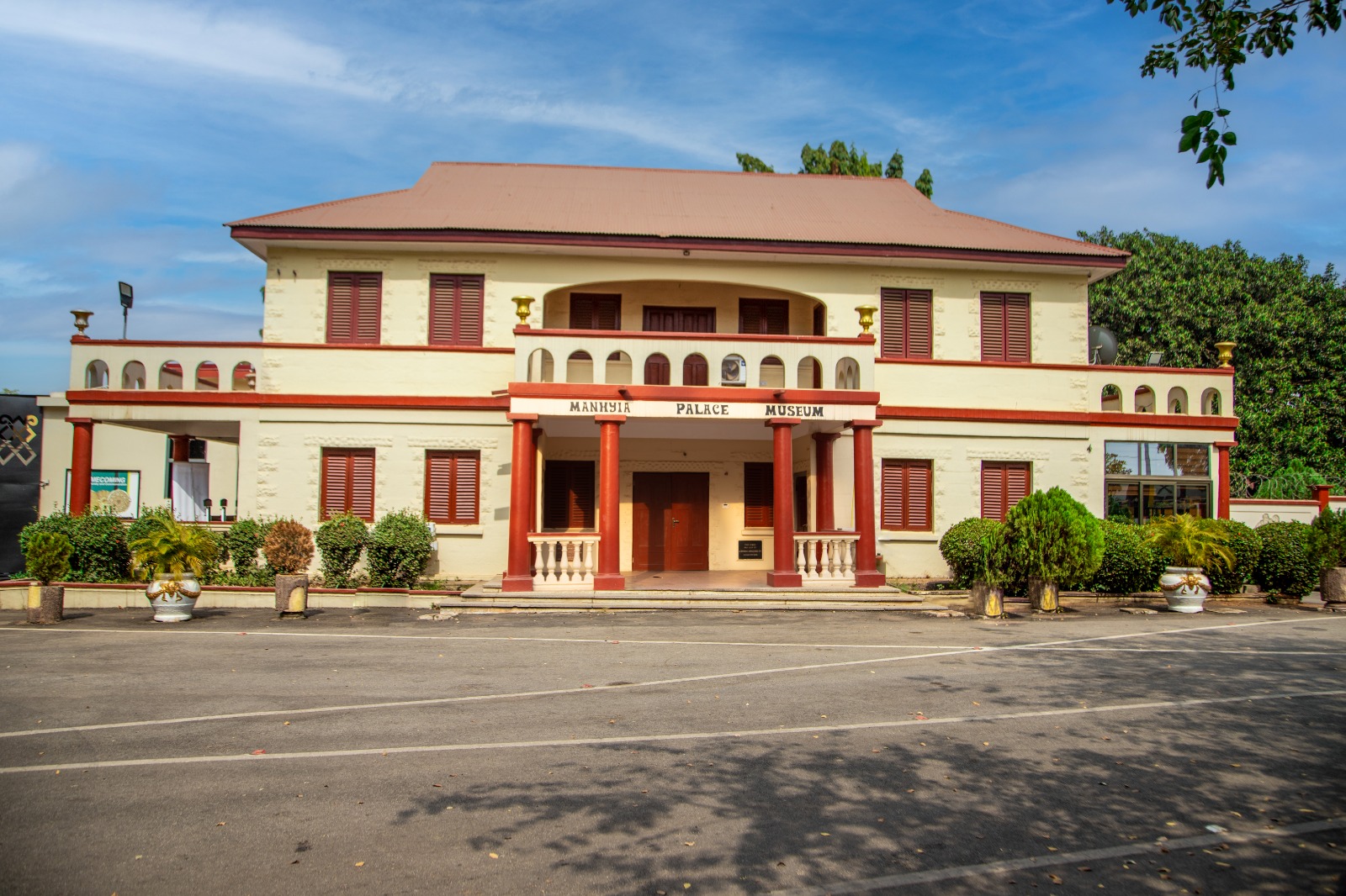 Manhyia Palace Museum: clear exterior view of museum