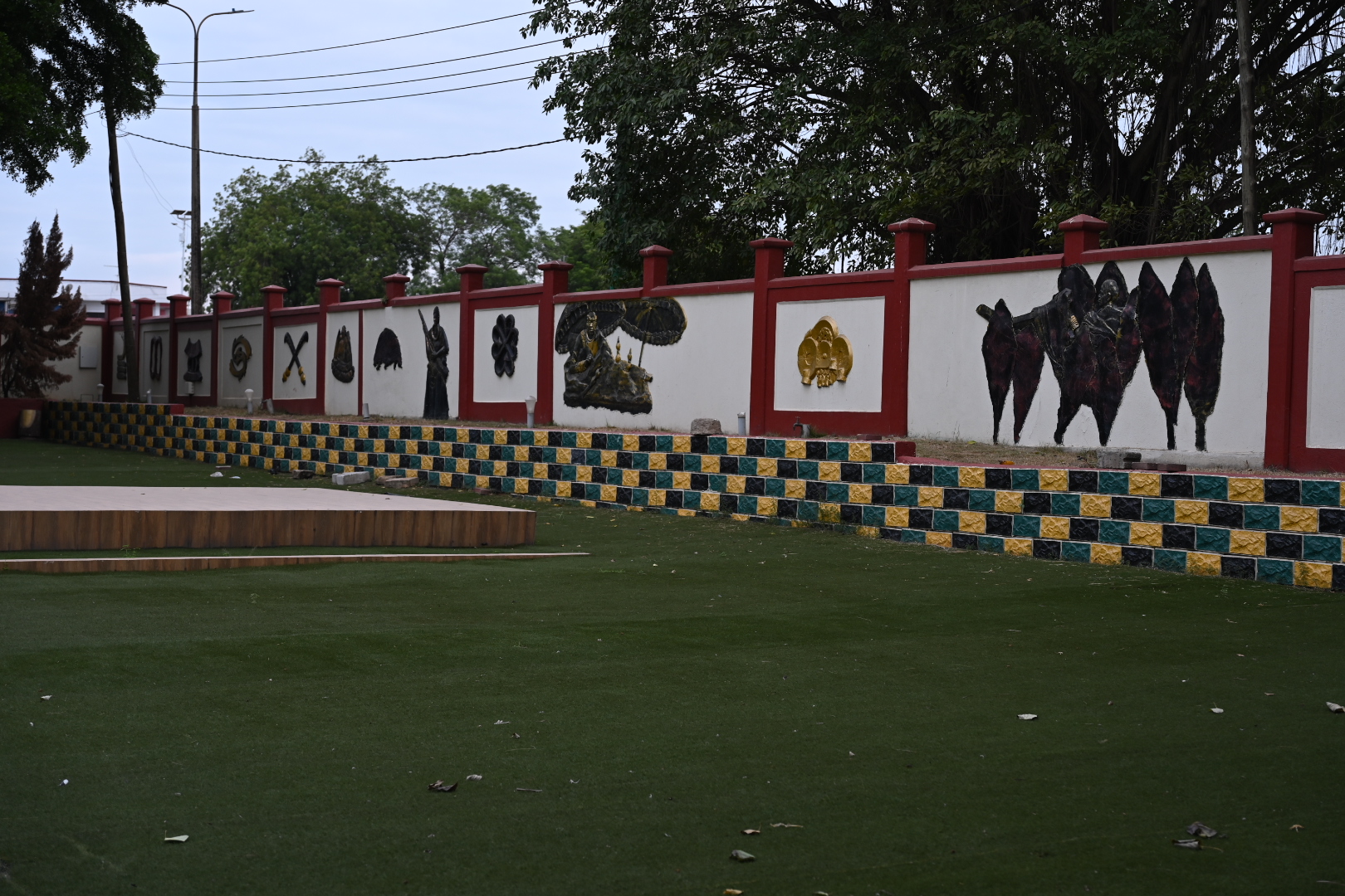 Manhyia Palace Museum: museum exterior and art