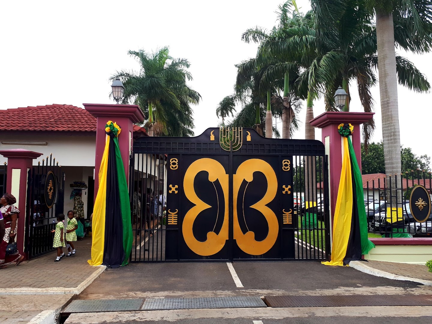 Manhyia Palace Museum: clear photo of museum entrance