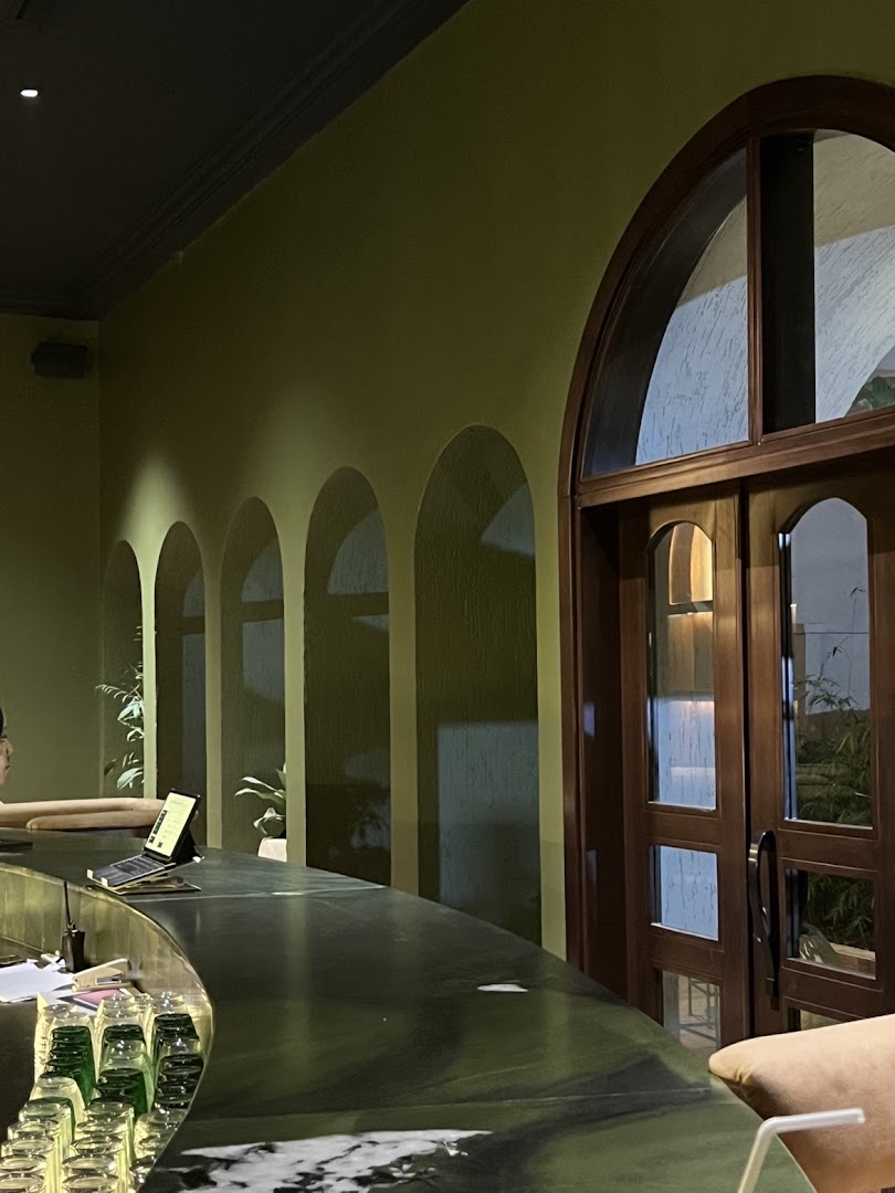 Olives Lounge: atmospheric and professional interior shot