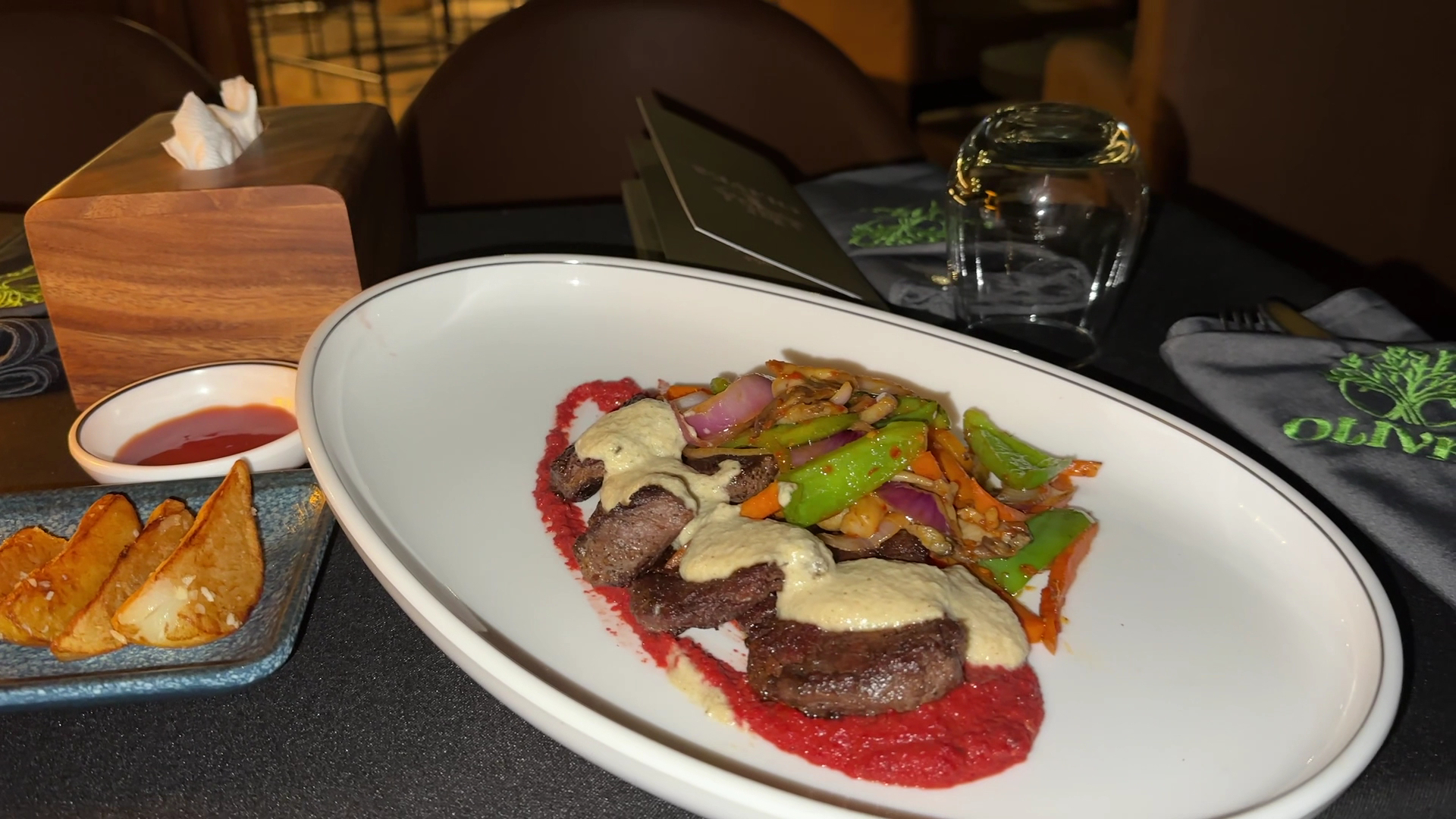 Olives Lounge: appetizing, well-lit food photography