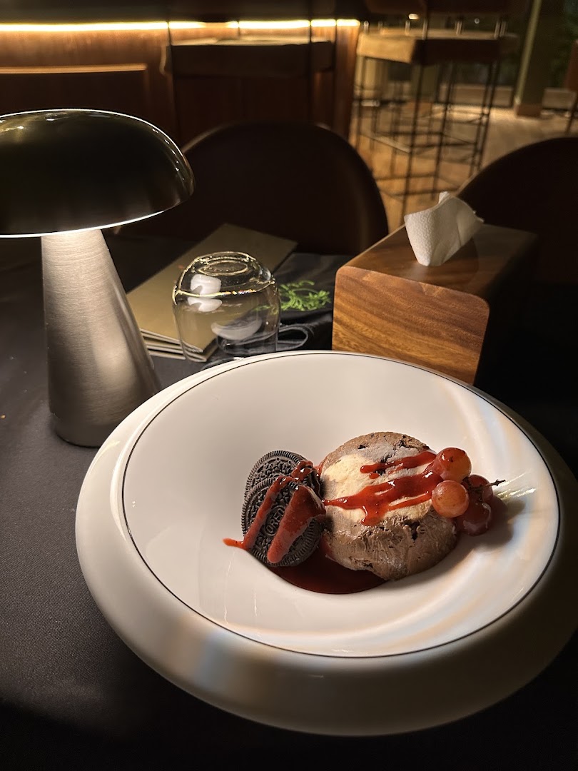 Olives Lounge: appetizing food photography with professional lighting