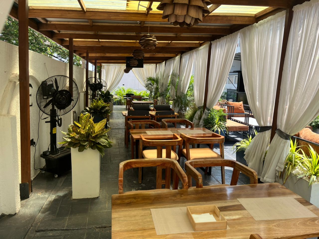 Renzo Restaurant: inviting and well-lit restaurant terrace
