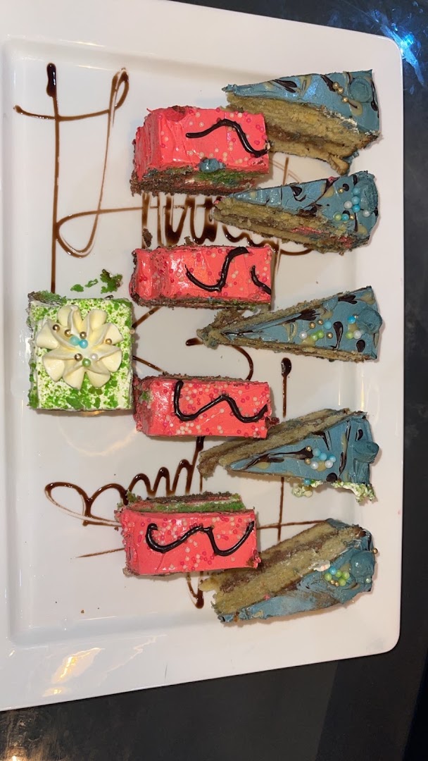 Renzo Restaurant: appetizing presentation of dessert platter