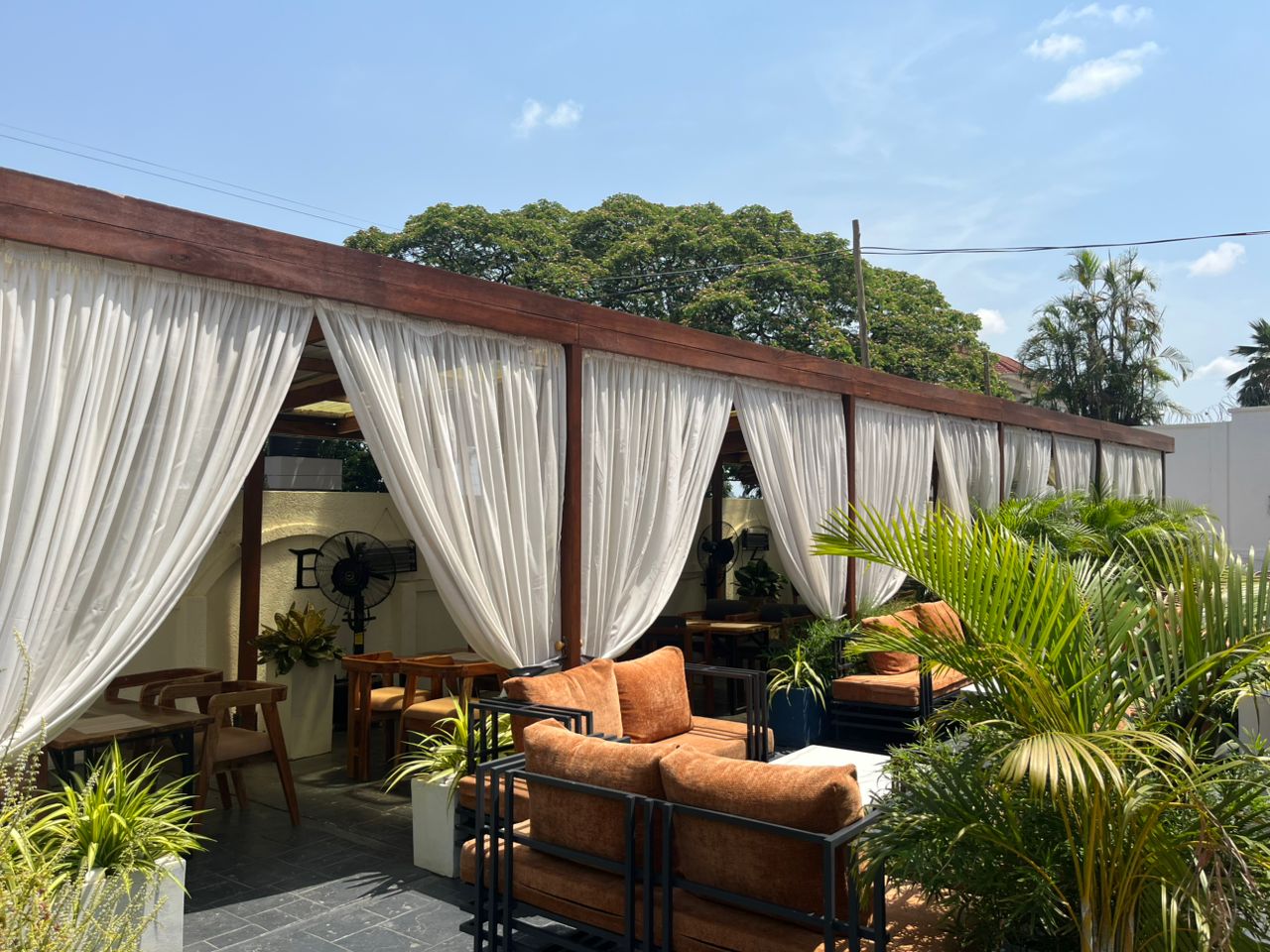 Renzo Restaurant: attractive and inviting restaurant terrace