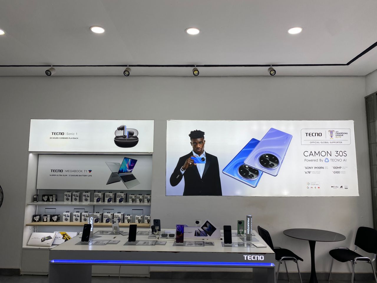 Maxbuy: clear display of shop interior