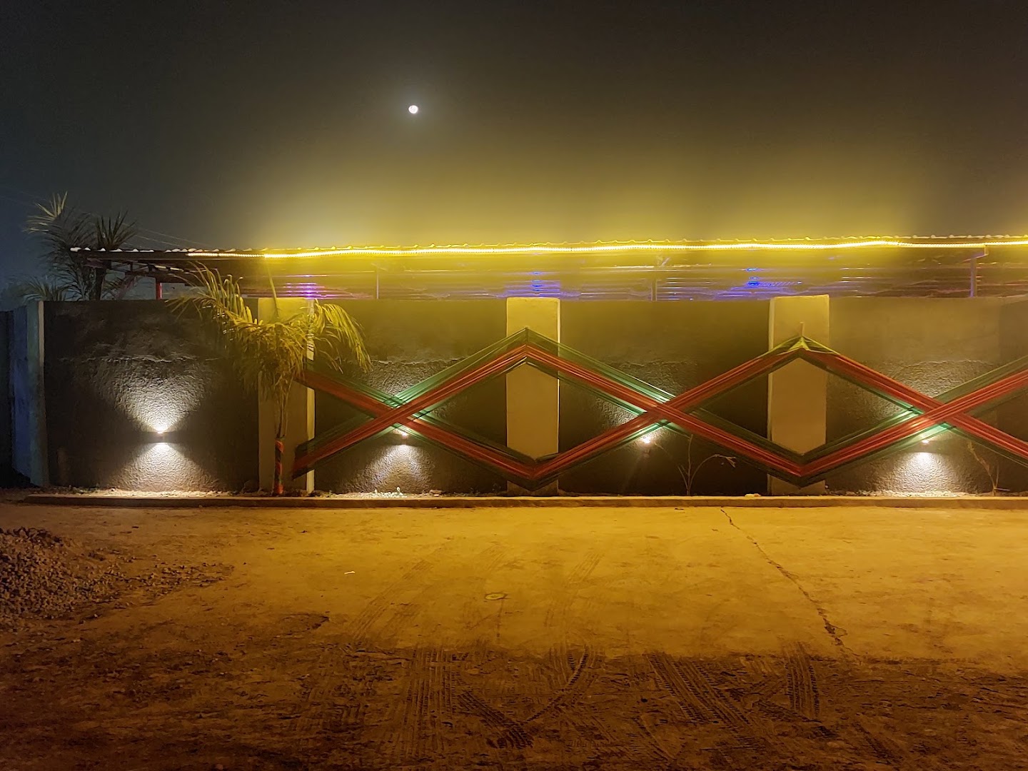 Pipers Bar & Lounge: clear night shot of exterior