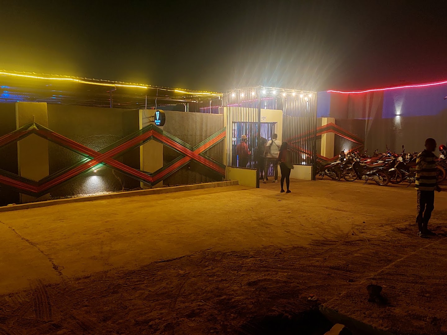 Pipers Bar & Lounge: clear exterior shot of venue
