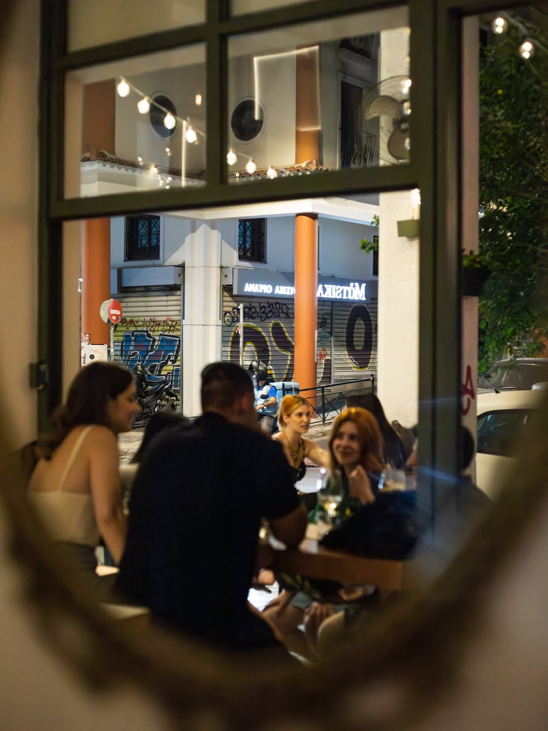 Anasa Aperitivo: inviting atmosphere with happy guests