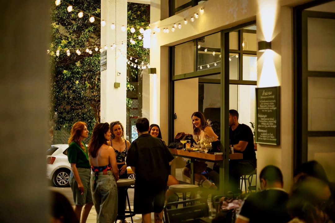 Anasa Aperitivo: inviting atmosphere with happy customers