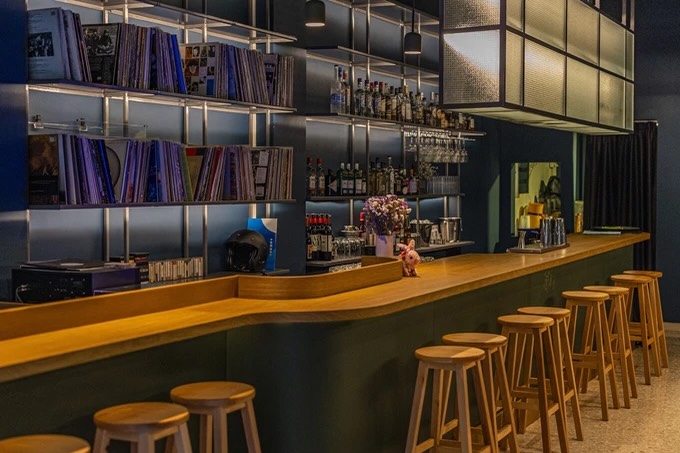 Diethnes: professional interior shot of bar