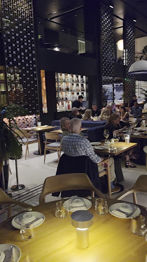 Onuki: inviting restaurant atmosphere