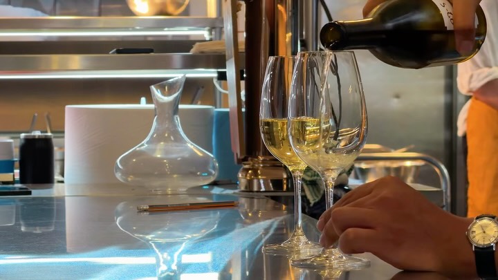 Radikal: professional shot of wine service