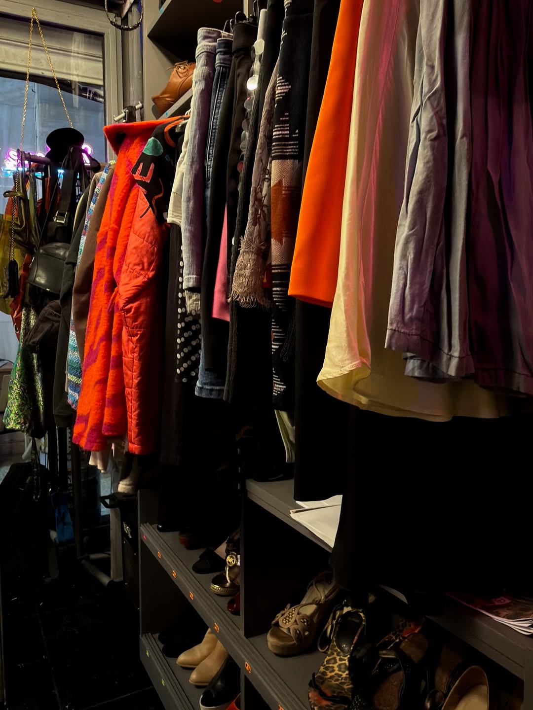 ThriftHub Athens: clear display of shop products