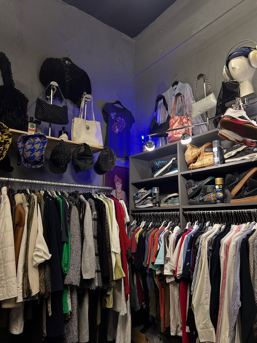 ThriftHub Athens: clear display of shop inventory