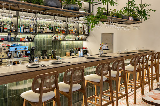 Yphes: high quality interior restaurant shot