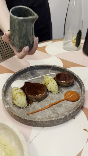 Yphes: appetizing food presentation and service