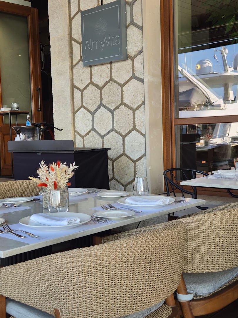 AlmyVita: inviting restaurant terrace atmosphere