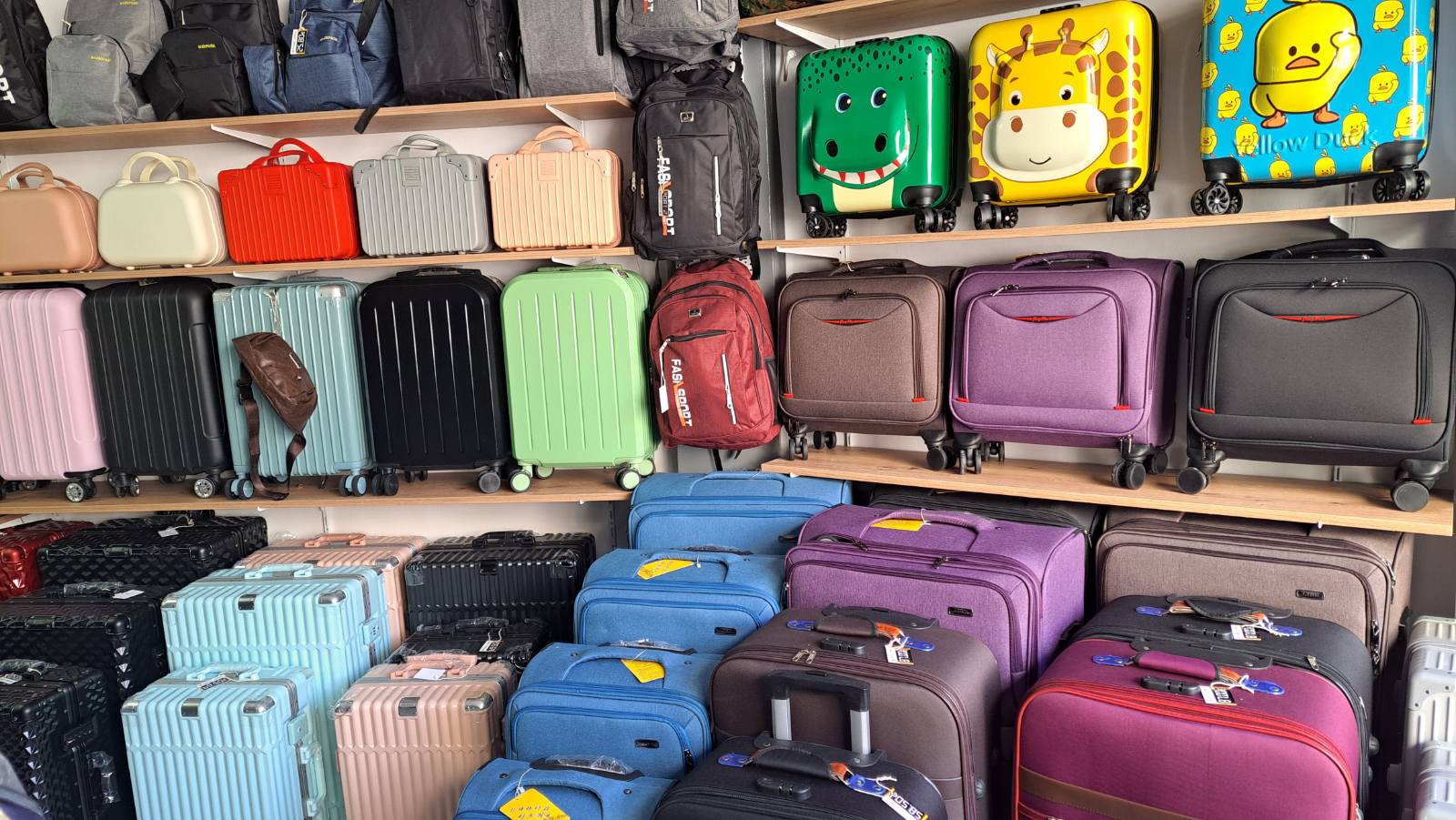 Kourkoutis Travel & Bags: clear display of shop products