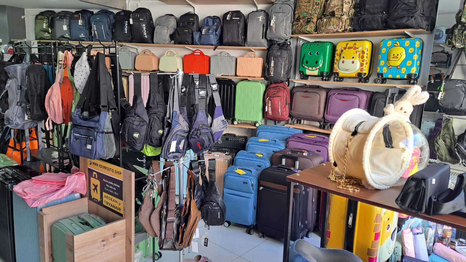 Kourkoutis Travel & Bags: clear display of shop products