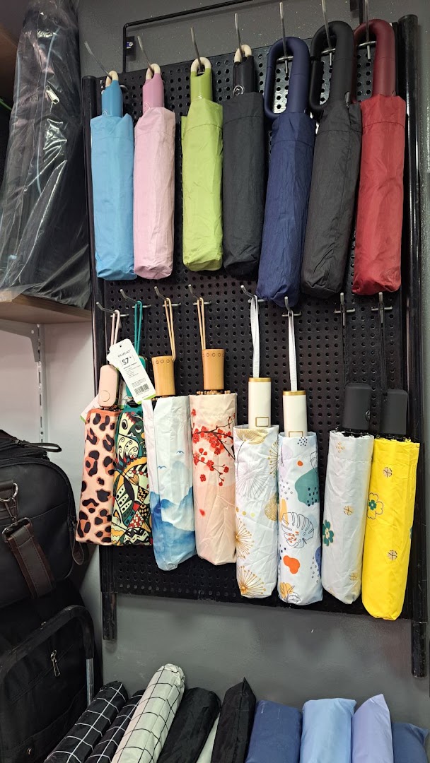 Kourkoutis Travel & Bags: clear display of shop products