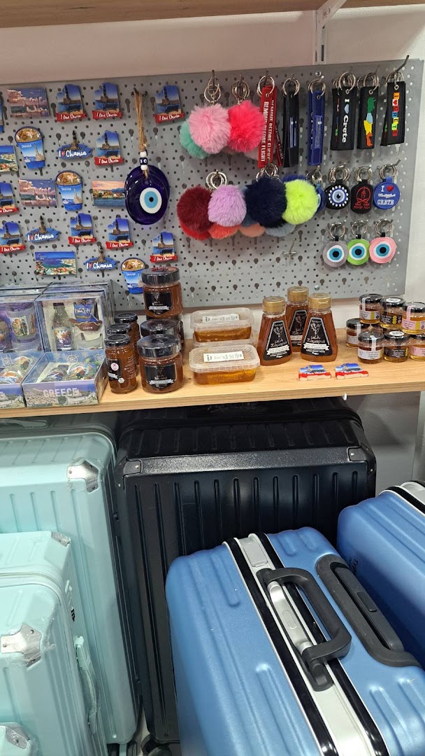 Kourkoutis Travel & Bags: clear display of shop products