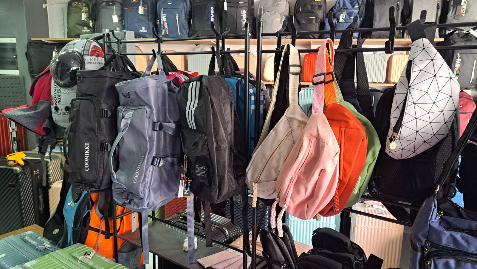 Kourkoutis Travel & Bags: clear display of shop products